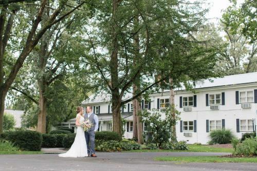 Posada Edgewater Inn & Riverside Grill