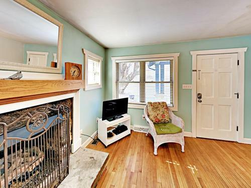 2br W/ Hot Tub, Deck & Fire Pit Cottage