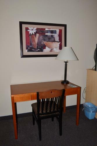 Hotel Paola Inn And Suites