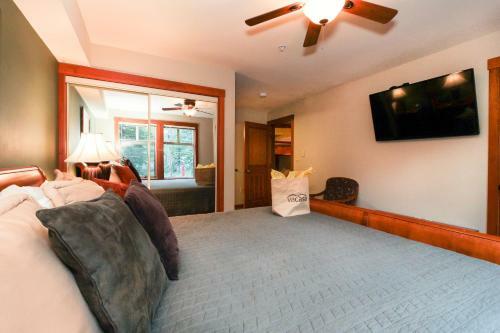 Eagle Springs East 207: Resting Moose Suite