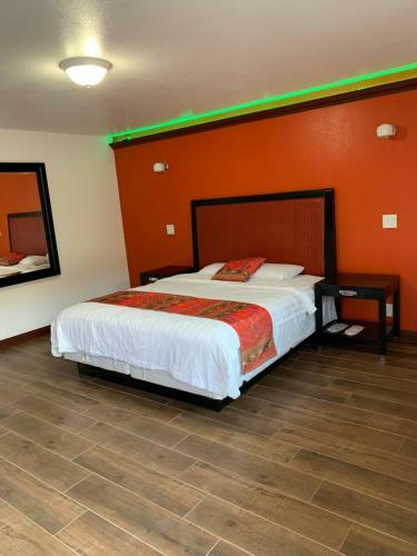 Posada Norwalk Inn & Suites