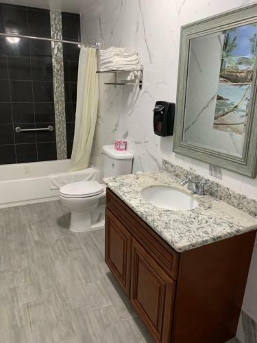 Posada Norwalk Inn & Suites