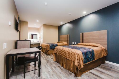 Hotel Budget Host Inn & Suites