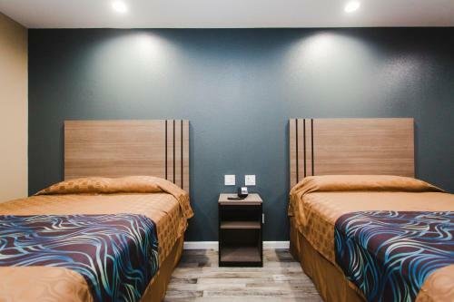 Hotel Budget Host Inn & Suites