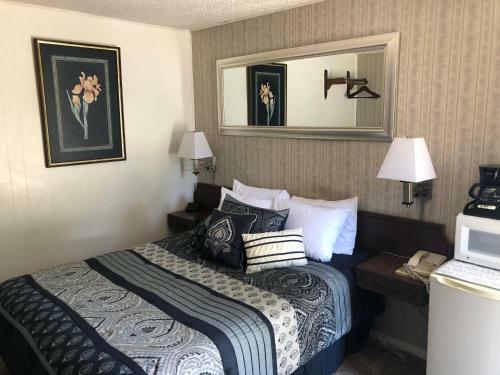 Holiday Lodge Motel