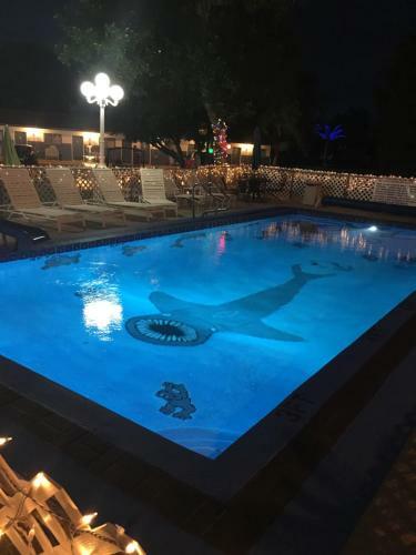 Holiday Lodge Motel