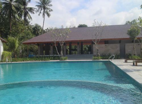 Emerald Resort Ong Lang Beach