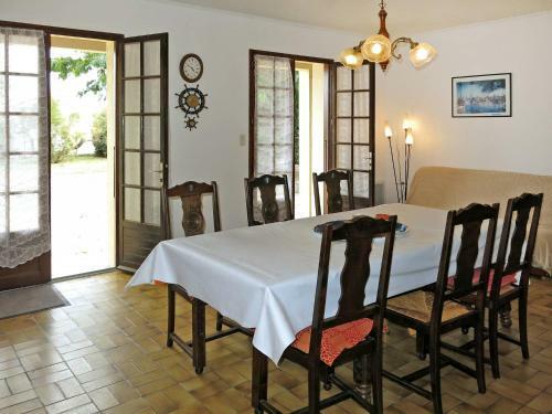 Holiday Home La Grande Pi�ce (Ido135)