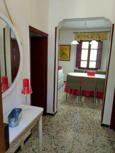 Casa Florida Con Piscina Compartida