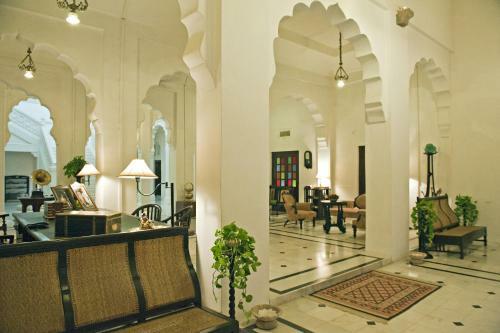 Hotel Welcomheritage Bal Samand Lake Palace
