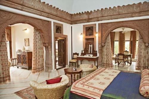 Hotel Welcomheritage Bal Samand Lake Palace