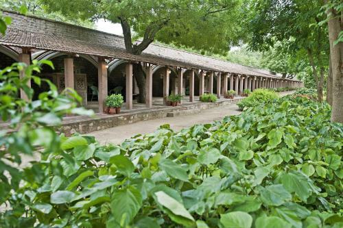 Hotel Welcomheritage Bal Samand Lake Palace