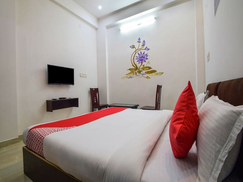 Oyo 10682 Hotel Blue Lotus