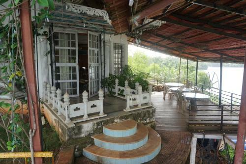 Hotel Sona Villa, The Lake Chalet