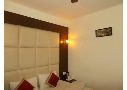 Hotel Royal Stay Near Mall Road