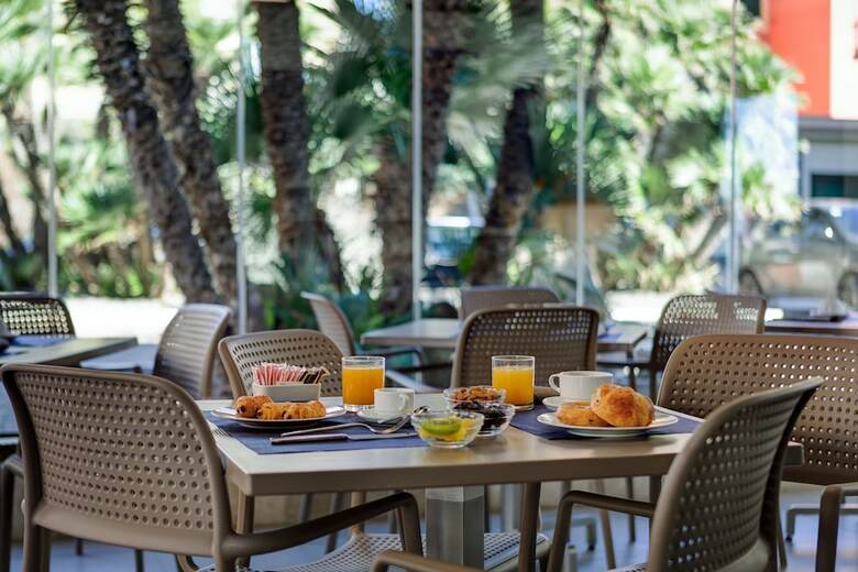 Fly Dec� Hotel