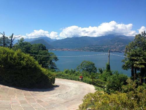 Laveno-mombello Villa Sleeps 8 Pool Wifi