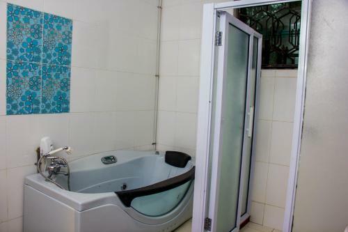 Hotel Karen Inn & Suites