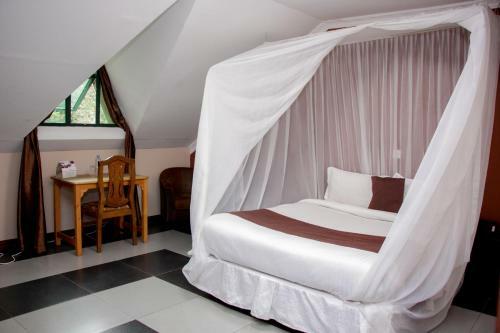 Hotel Karen Inn & Suites