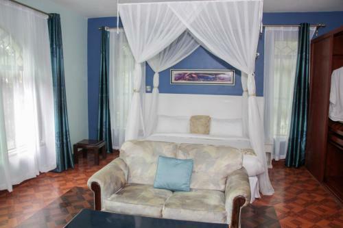 Hotel Karen Inn & Suites