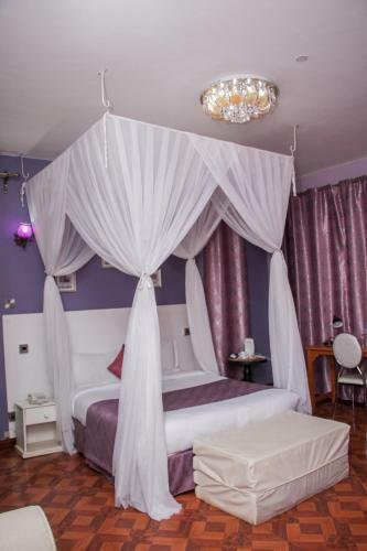 Hotel Karen Inn & Suites