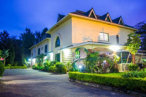 Hotel Karen Inn & Suites