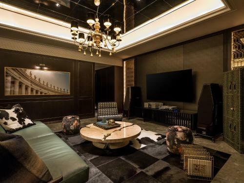 Hotel Art Paradiso, Paradise City
