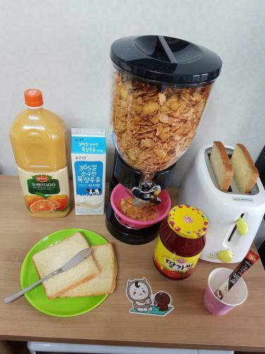 Bed & Breakfast Roommate In Ehwa