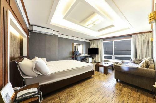 Bridge Hotel