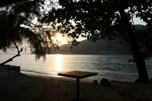 The Barat Perhentian