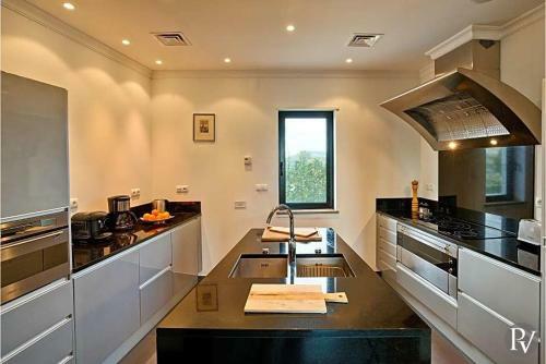 Santa Barbara de Nexe Villa Sleeps 8 Pool Air Con