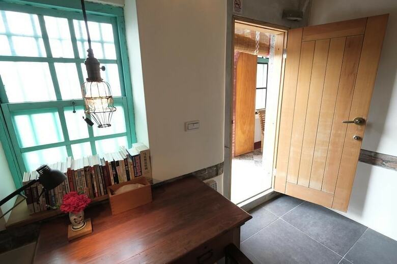 Hostal Yellow And Black Guest House