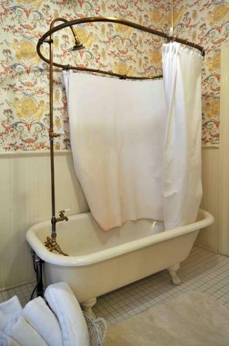 Bed & Breakfast 1872 John Denham House B And B Inn