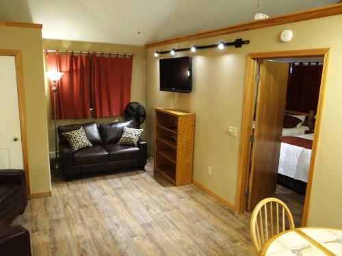 Historic Tamarack Lodge And Cabins