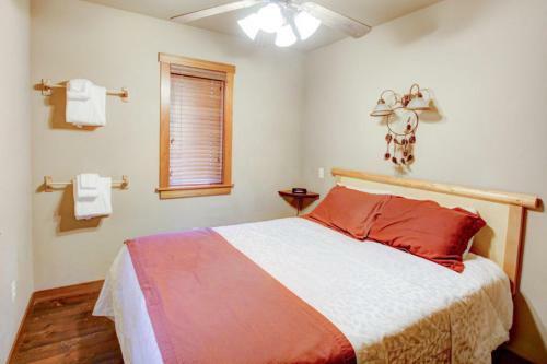 Historic Tamarack Lodge And Cabins