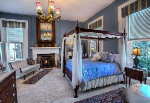 Historic Maple Hill Manor Bed & Breakfast