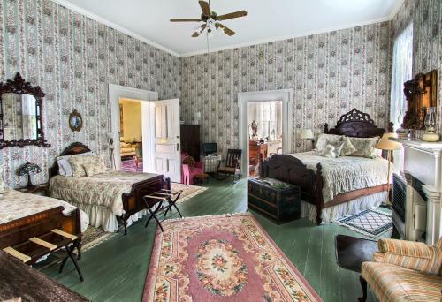 Historic Maple Hill Manor Bed & Breakfast