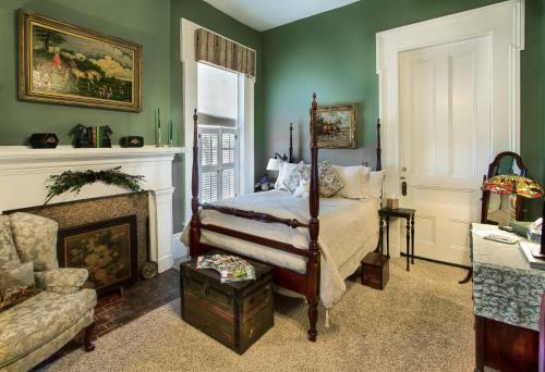 Historic Maple Hill Manor Bed & Breakfast
