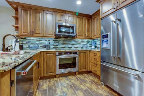 Powderhorn Lodge 408: Rustic Mountain Suite