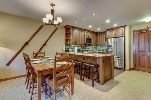Powderhorn Lodge 408: Rustic Mountain Suite