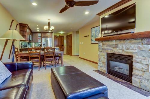 Powderhorn Lodge 408: Rustic Mountain Suite