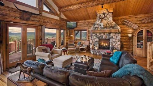 Mountain High Chalet - Quintessential Deluxe Cabin - Spectacular Views!