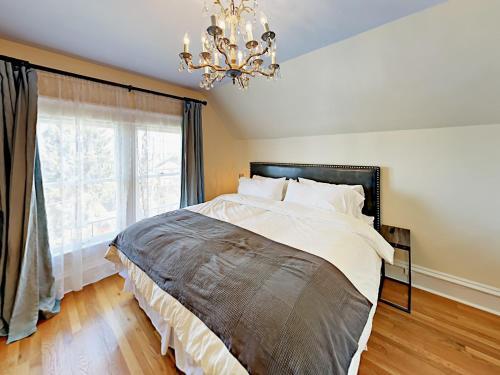 315 W Crockett St Home