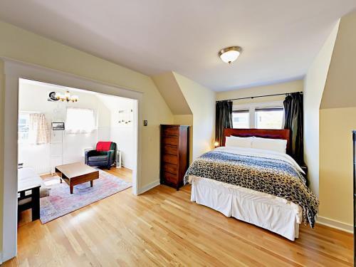 315 W Crockett St Home