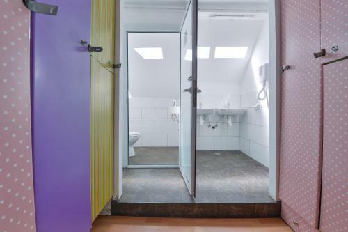 Roger�s Hostel Tel Aviv (Age 18-45)