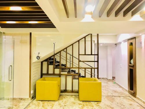 Hotel Regalia Inn &suites