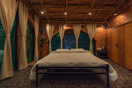 Villa Saffronstays Riverrock