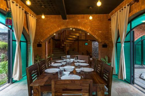Villa Saffronstays Riverrock