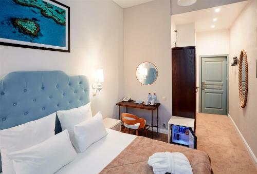 Mama Leone Hotel