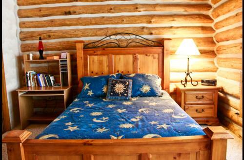 Lodge Waterfront Hidden Pines Log Cabin
